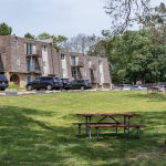 A picnic area on the grounds of Glenbrook Apartments