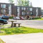 Parking spaces and an outdoor picnic area at Glenbrook Apartments